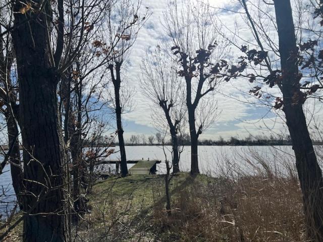 Over Lake Monnickendam Luaran gambar